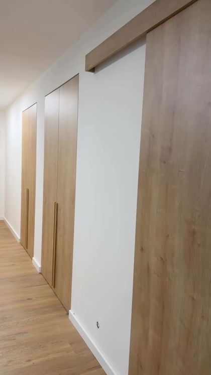 Elegantní zakrytí výklenků a využití jako úložný prostor.