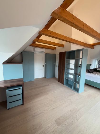 Dětský pokoj číslo dva z nově zrekonstruovaného domu na kraji Prahy. Se sezením v okně s výhledem na bazén a zahradu 😁