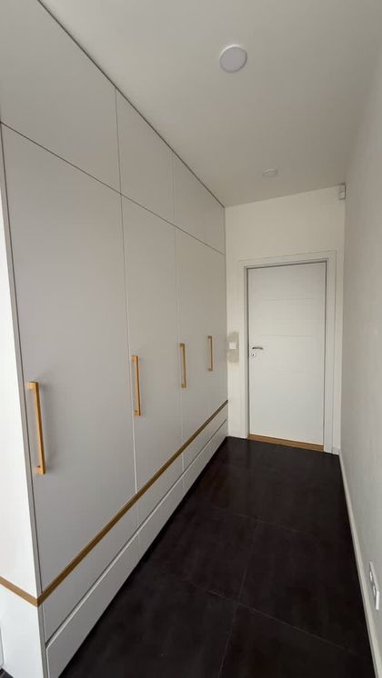Tak už se letos pomalu probouzíme k životu a tady je první vlaštovka předsíňová stěna s osvětlenými skříněmi.