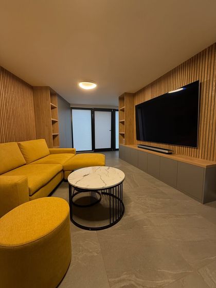 K již hotovému domu se ještě přistavila pánská klubovna se saunou. Teď už jen dodat herní konzoli, gramofon a desky. Lednice je plná pití a jídla :)