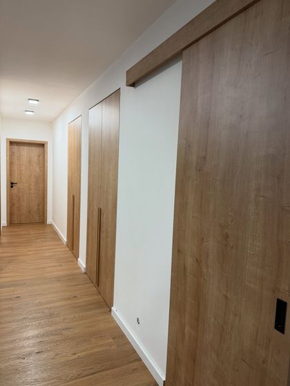 Elegantní zakrytí výklenků a využití jako úložný prostor.